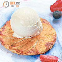 Freshly Baked Sliced Apple on Filo Pastry Served with Vanilla Gelato $75<br>8層的酥皮上面是較為爽身的意大利紅蘋果薄片，再加上意大利雲呢拿雪糕，香脆不會太甜。