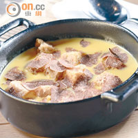 Cheese Fondue with Egg, Croutons and White Truffles $380<br>以為是芝士火鍋，其實是用帕爾馬芝士炮製的濃湯，伴脆脆小多士，豐富了層次。