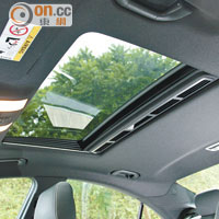 車頂天窗屬標準裝備，可給予乘客更多親近大自然機會。