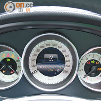 三圈式銀框白底圓錶既能清楚顯示行車資訊，亦有駕駛跑車的觀感。