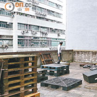 香港沒有專門訓練場地，為此Blake利用廢置卡板砌成各式高台，讓玩家一展身手。