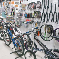 BikeTrial Station提供一系列車款及配件供訂購，並為一眾車手提供交流平台。 