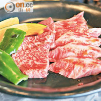 鐵板和牛燒肉午餐，黑毛和牛油脂均勻，清碟無難度，￥1,500（約HK$98）。
