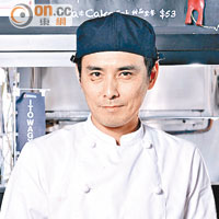 來自日本的型男大廚岩崎健二，特地來港協助訓練廚師團隊，以保持高質素水準。
