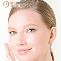 使用爽膚水或肌底導入液時，可利用化妝棉，透過塗抹的動作帶走臉上的角質和污垢，幫助肌膚吸收。