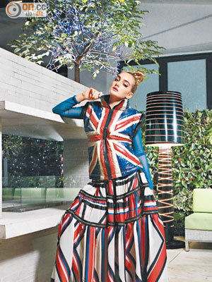 英國國旗背心外套　$35,980百褶長裙　$64,180