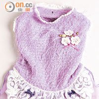 紫色毛毛連身裙，特色之處在於裙襬的喱士和蝴蝶結。$368（b）