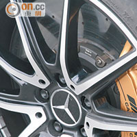 配上碳陶瓷煞車碟的GT S Edition One，提供強大的制動效能。 