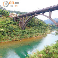 基隆河上的運煤橋，當年靠它把煤直接運上火車。