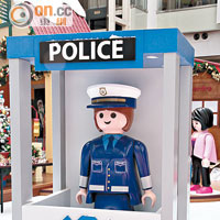 化身不同角色的Playmobil，於小鎮不同角落出現，歡迎埋身合照。