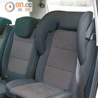 中排左邊座位可抽起升高座墊變成兒童安全座椅。