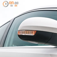 側鏡殼整合指揮燈，行車訊號清晰又安全。