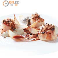 Scallop, Celeriac Purée, Black Pudding Crumb $275<br>帶子烤脆後，灑上英式血腸和酸種麵包糠增強口感，且以滑溜芹菜醬提味。一旁灰色的粉末，由法國Roscoff洋葱炮製，需時3天製作。