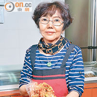 李太來自釜山，年輕時跟姊姊學製泡菜，好多明星也曾試過其手勢。