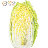 大白菜呈包心結構，菜葉從裏到外層層疊，防止水分流失。