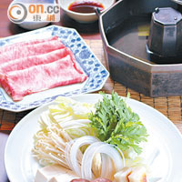 日式牛肉火鍋 $1,200（c）<br>Shabu-shabu的極致組合，九州A5和牛肉眼肉味濃得化不開。習慣上日本人會先灼大白菜、大葱等蔬菜配料，讓只有昆布和水的湯底愈滾愈甜。