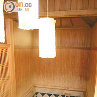 「殿樣湯」為江戶時期藩主專用浴場，地板以黑白大理石鋪成，設計獨特。
