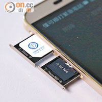 SIM卡及microSD卡從機側插入，廠方表示日後還會推出雙卡版。