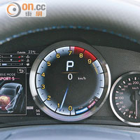 中置式轉數錶是跑車設定，並可選擇不同畫面。
