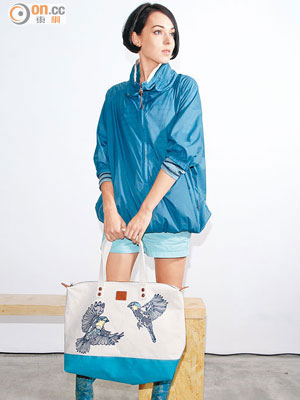 靛藍色為仲夏主題的重點顏色，用在超輕的風衣，增加不少粗獷感，突出女性獨立的一面。