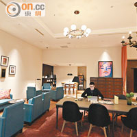 酒店大堂被設計成4位大宅主人的共用客廳，型格與舒適兼備。