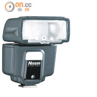 Nissin i40能對應多個相機系統，又支援Slave Flash無線飛燈功能。售價：$1,980（a）