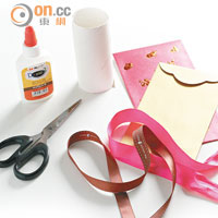 聖誕小禮物盒吊飾材料簡單，包括廁紙筒、絲帶、利是封或包裝紙等。