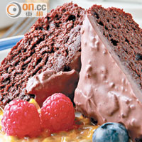 Chocolate Cake $45<br>朱古力蛋糕用杏仁粉做，不含沙糖和麵粉，以蜜糖和可可增添天然的甜味，加上熱情果醬和雜莓來中和甜度，味道平衡。