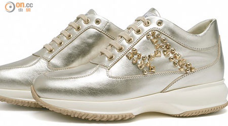 鍍銀色的Interactive鞋履，鞋身的「H」標誌由窩釘砌成，獨特有型。