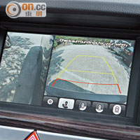 360度泊車鏡頭能夠產生模擬鳥瞰影像，更可依據需要輕觸屏幕選擇鏡頭顯示路況。