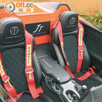 頭枕繡有Spada廠徽的Sabelt賽車座椅，配上4點式安全帶。