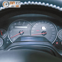 六圈式儀錶板採用兩大四小設計，顯示引擎轉數、車速、水溫、油壓、電油及燃油存量。
