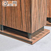 木製底座設於音箱底部，用家可於底座下方再安裝釘腳，進一步減少外來震動干擾。