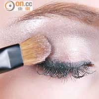 Step2：利用中型化妝掃，將淺色眼影掃滿整個眼窩至眉底，呈現閃爍妝效。