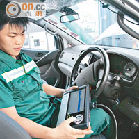 近年汽車科技不斷加入新式電子技術，技工亦要經常使用電腦作各種測試。