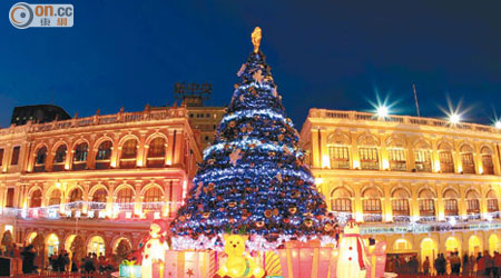 澳門的聖誕燈飾早已亮起，在歐陸建築襯托下，氣氛更浪漫。