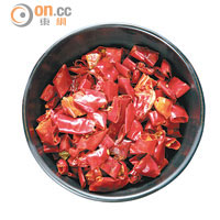 以新鮮紅椒代替辣椒油，能減少卡路里的吸收。