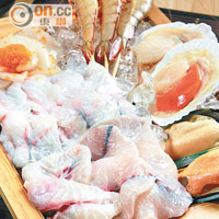 魚鮮拼盤 $188<br>包括扇貝、生蝦、青口、魷魚、脆鯇、鱔片等，也會按當造食材再加以配搭。