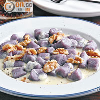 Purple Potato Gnocchi $95（小）/$160（大）<br>法國產紫色薯仔炮製成麵糰，吃起來跟平時的沒大分別，反而濃惹Gorgonzola芝士汁和烤核桃，為菜式帶來了層次。
