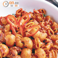 Conchiglie with Italian Sausage Ragu $90（小）/$140（大）<br>從貝殼粉到紅噹噹的意大利香腸番茄醬，全部在店內自製不求人，味道調得剛好，把意國田園風味如實呈現。