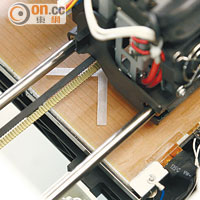 Step 3︰正式打印時，會從底部開始逐層將ABS堆積上去。
