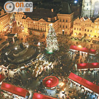 Old Town Hall Tower頂部可一覽整個聖誕市集。