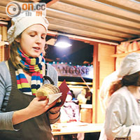 天寒地凍，吃個新鮮烤製的捷克麵包Trdelnik就最好不過！約CZK60（約HK$21）。