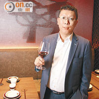 老闆之一是香港品酒師協會的高級品酒師王耀龍，對美酒和牛肉的味道非常執着，特別挑選各款合適的佳釀配搭牛肉菜式。
