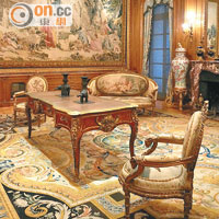 圖書館內展出了Huntington生前的家具，以及大量18至19世紀的歐洲藝術品。