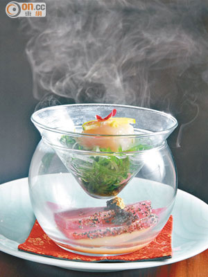 Creative Sashimi<br>上層置有鮮帶子，下層是加白麵豉和穀物醋醃的拖羅和德國魚子醬，打開散發蘋果木煙，色香味俱全。