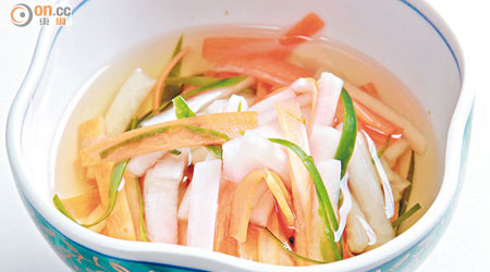解構正月全盒<br>年糕湯、年糕醋物<br>白色代表喜慶，日本人深信新年吃年糕會帶來好運氣及保佑家人健康長壽。與冬菇、野菜煮湯清甜滋潤；與漬物同吃，酸甜開胃。