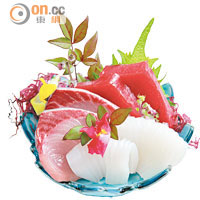 刺身<br>特別選用紅色的油甘魚與吞拿魚，以及白色的魷魚，配合「紅白」喜事齊來之意。餐廳的刺身更是由大阪與北海道每日新鮮運抵。