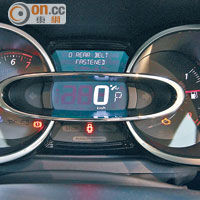 由3個不規則圓錶組成的錶板，提供豐富的行車資訊。