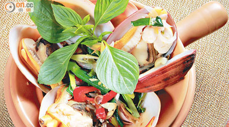 砂鍋焗大花蛤 $198（a）<br>選用大大隻的新鮮花蛤作菜，貪其肉質爽脆鮮甜。湯汁也是精華，有砂鍋保暖，熱辣辣好滋味。